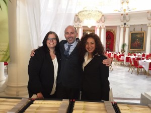 Dr. Leandro Fernández con las organizadoras del Evento. Corinna Schulze y Cecilia Ruiz.