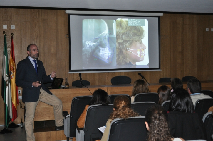 Course in the Dental Association of Seville 01.